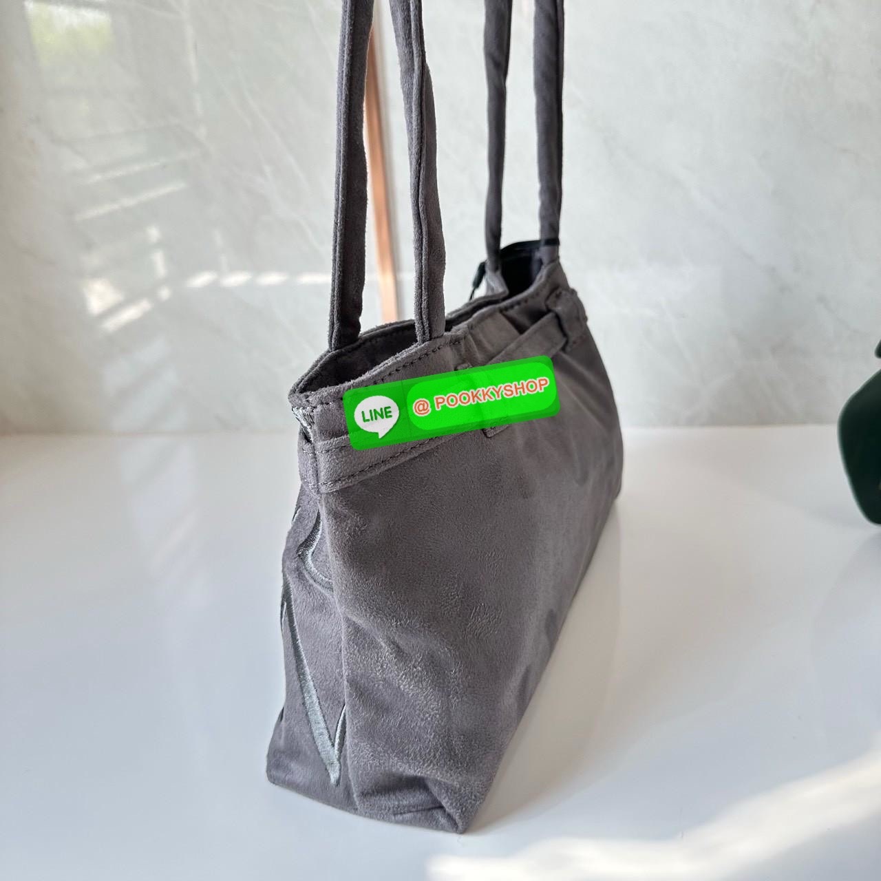 GENTLEWOMAN SUEDE BALLERINA BAG 🔖กระเป๋า Ballerina Bag ในวัสดุหนังกลับ (suede edition) พร้อมโลโก้ปักสีเดียวและรายละเอียดหัวเข็มขัด ทำให้ดูเก๋มีสไตล์โดดเด่น 🔖วัสดุ: หนังกลับ 🔖เปิด-ปิดแบบสแน๊บแม่เหล็ก ภายช่องโล่งกว้างจุของได้เยอะ