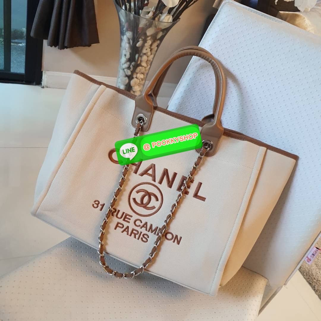 กลับมาพร้อมส่งอีกครั้ง!! รอบนี้มีมาให้เลือก8สี เลยค่ะ กับรุ่นที่สาวๆรอคอย CHANEL CANVAS TOTE BAG จากงานพรีเมี่ยม VIP GIFT รุ่นดังเลยค้า SIZE ใหญ่อลัง ตัวกระเป๋าเป็นผ้า CANVAS เนื้อดีสมราคา อะไหล่เงินปั้มแบรนด์แท้ทั้งใบ ด้านหน้าปัก logo แบรนด์สุดหรู จุของไ
