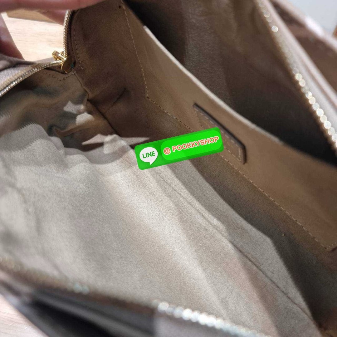 🔆 Model LV on the go east west 🔆 Details ใหม่ล่าสุด ดีไซน์กะทัดรัด กับกระเป๋าทรงโท้ทที่ใครเห็นต้องเป็นคลั่งรัก ยอดฮิต คลาสสิค ผู้ดี หรูหราได้ทุกลุค ทุกสไตล์ มาพร้อมหูจับในตัว คล้องแขน คล้องไหล่ก็ดูแพง หรือจะเกี่ยวสายครอสสะพายข้างก็อัพลุคได