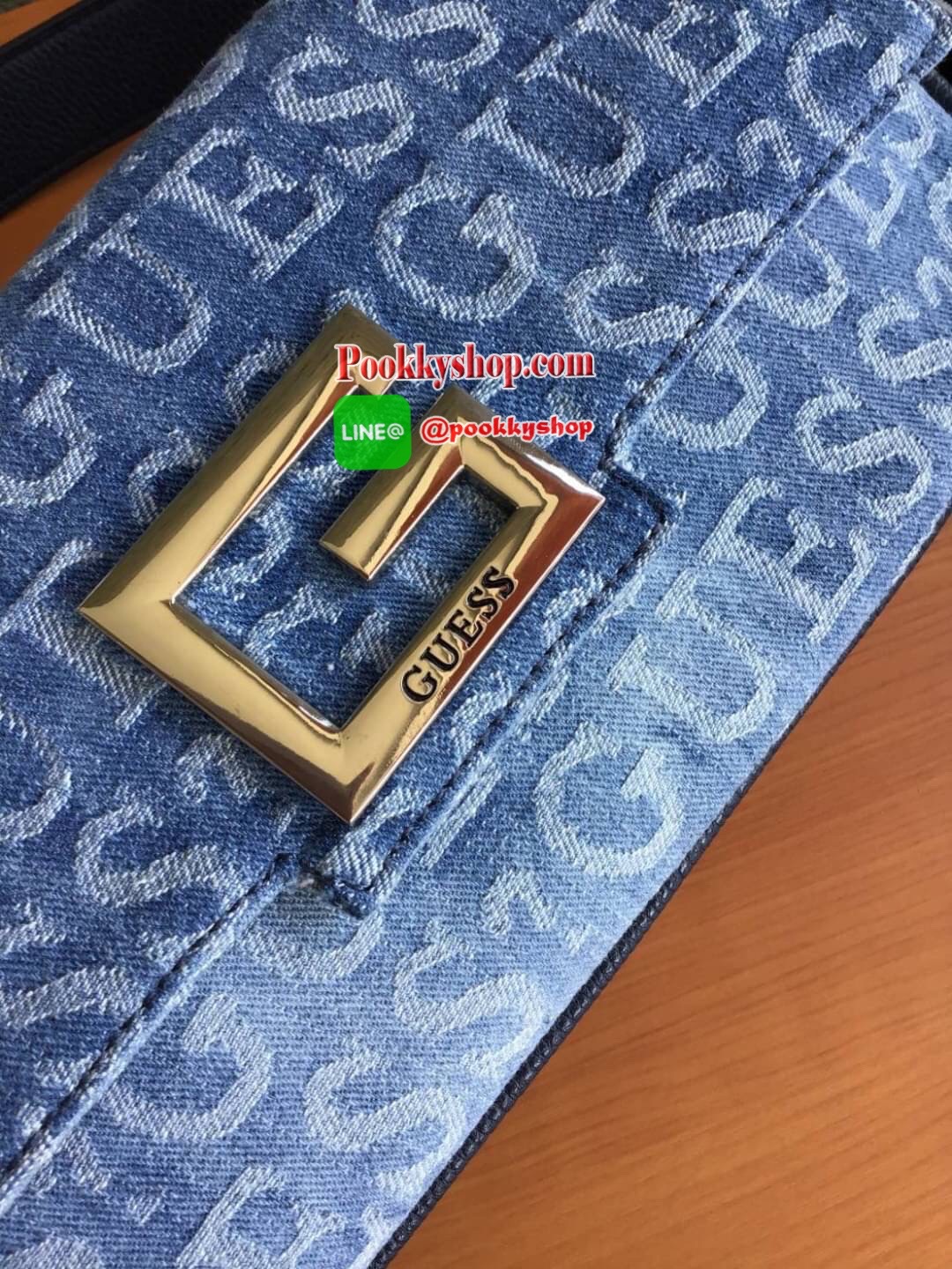 New Collection !! Guess Women’s Crossbody Bag รุ่นใหม่ชนช็อป!! กระเป๋าสะพายไหล่/สะพายข้าง/ถือเป็นคลัช มีดีเทลสวยเก๋!! วัสดุผ้ายีนส์ทอลายแบรนด์ ตัวกระเป๋าตัดขอบหนัง มาพร้อมสายหนังสะพายไหล่และสายสะพายยาวเลื่อนปรับได้ ด้านหน้าประดับโลโก้แบรนด์ มีหมุดรองฐาน4ม