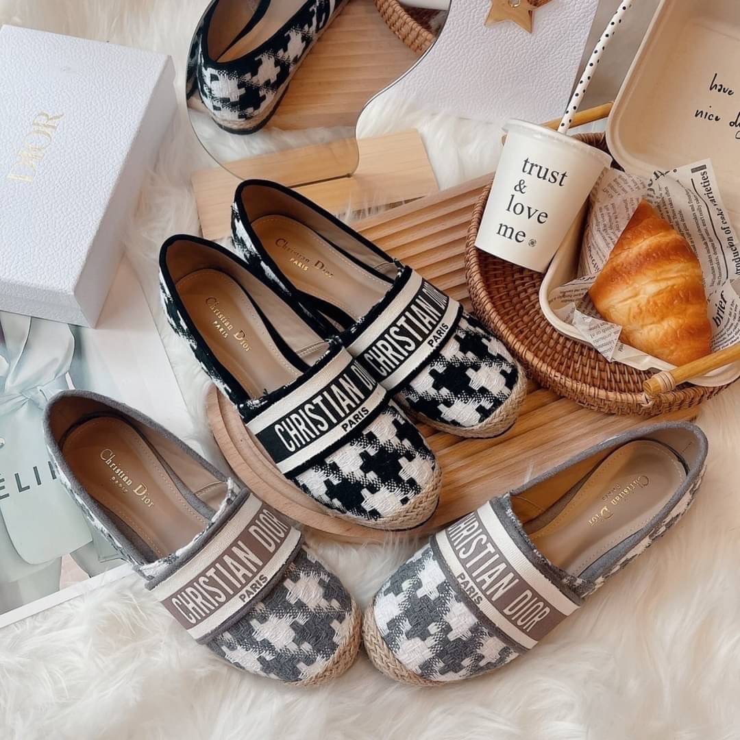 งานเข้าใหม่ พร้อมส่ง แบบใหม่ เพิ่งเข้า สลิปออนงานปอ Dior ลายใหม่ ชิโนริ ลายผ้าน่ารักมาก งานดี ปั้มแบรนด์