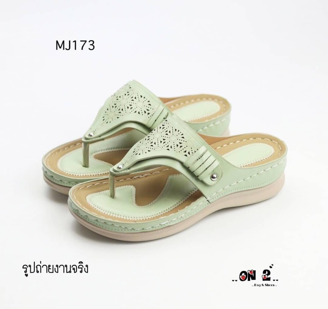 New....รองเท้าลำลองแบบหนีบดีไซน์สวยทั้งยังเป็นรองเท้าเพื่อสุขภาพด้วยค่ะ พื้นช่วยลดแรงกระแทกจากการเดินได้ดี ป้องกันการเดินแล้วเท้าพลิกได้ทำจากวัสดุคุณภาพดีมีกันลื่นแบบสวยดีต่อใจคะ ต้อง cf กันเลยจ้า