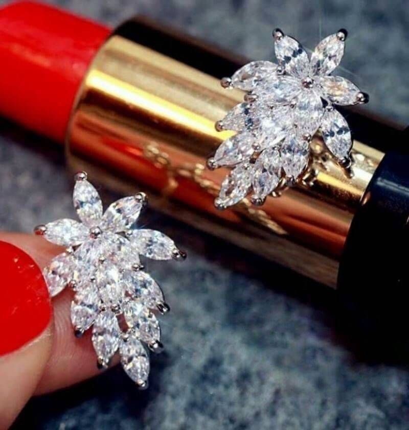 New arrival !!!! Diamond Earring ต่างหูเพชร CZ แท้ งานเกรดตู้เพชร งานหรูหรา ใส่ออกมาสวยมาก คู่เดียวจบทุกสิ่งอย่าง ดีไซส์ modern งานอย่างดีค่ะ รับรองสวยมากงานคุณภาพสุดๆ งานเก๋ๆ ดูดีมากๆ รับประกันความสวย รับประกันความพอใจเลยค่ะ เพชรเยอะสะใจค่ะ เพชรเล่นไฟดีท