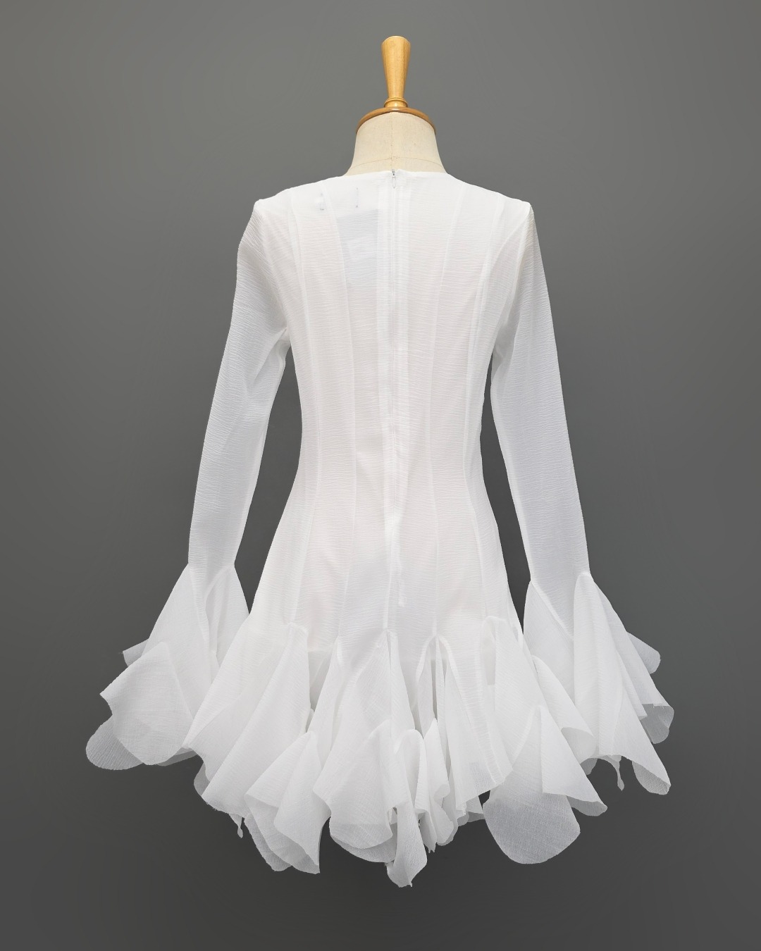 เดรสแฟชั่น ดีเทลปลายแขน และชายกระโปรงต่อผ้า แต่งระบายรอบ ด้านหน้าติดกระดุมปั๊ม