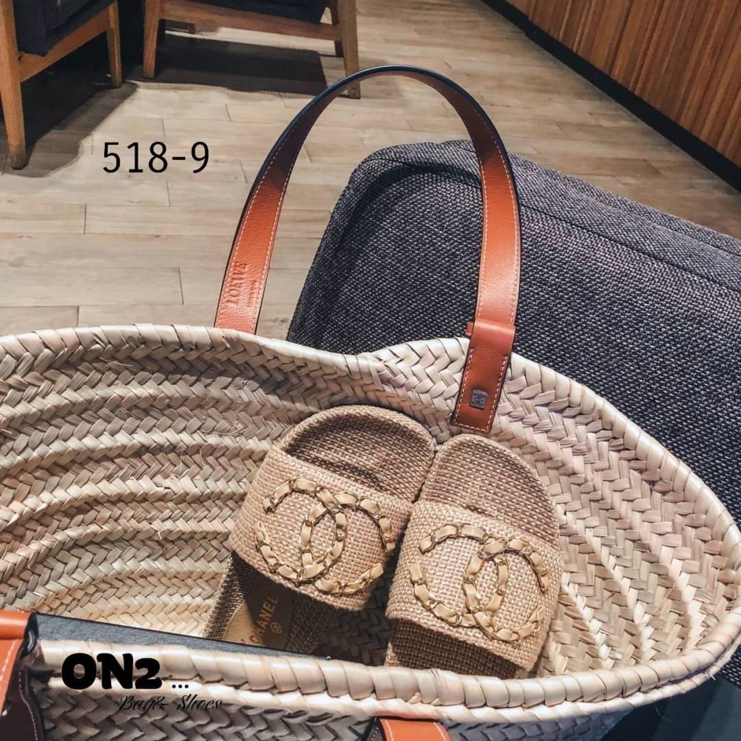 รองเท้าแตะchanel หน้าแต่ง อะไหล่โซ่รอย cc สวยมากค่ะ ผ้ากระสอบ collection ใหม่ เพิ่มความ ชิคไปอีก ภายในบุนวม ใส่สบายมาก