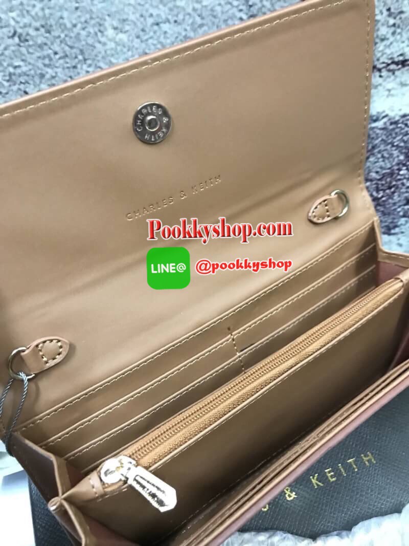 ถุงผ้าแบรนด์+สายโซ่) CHARLES & KEITH BOW DETAIL LONG WALLET กระเป๋าสตางค์ยาวหนังลายคาร์เวียร์ ด้านหน้าประดับด้วยโบว์อะไหล่สีทอง เปิด-ปิดด้วยกระดุมแม่เหล็ก ภายในมีช่องซิปใส่เหรียญ บัตร และช่องธนบัตร มาพร้อมสายโซ่ร้อยหนัง สามารถถอดออกได้ ความยาวสาย40cm คล้อ