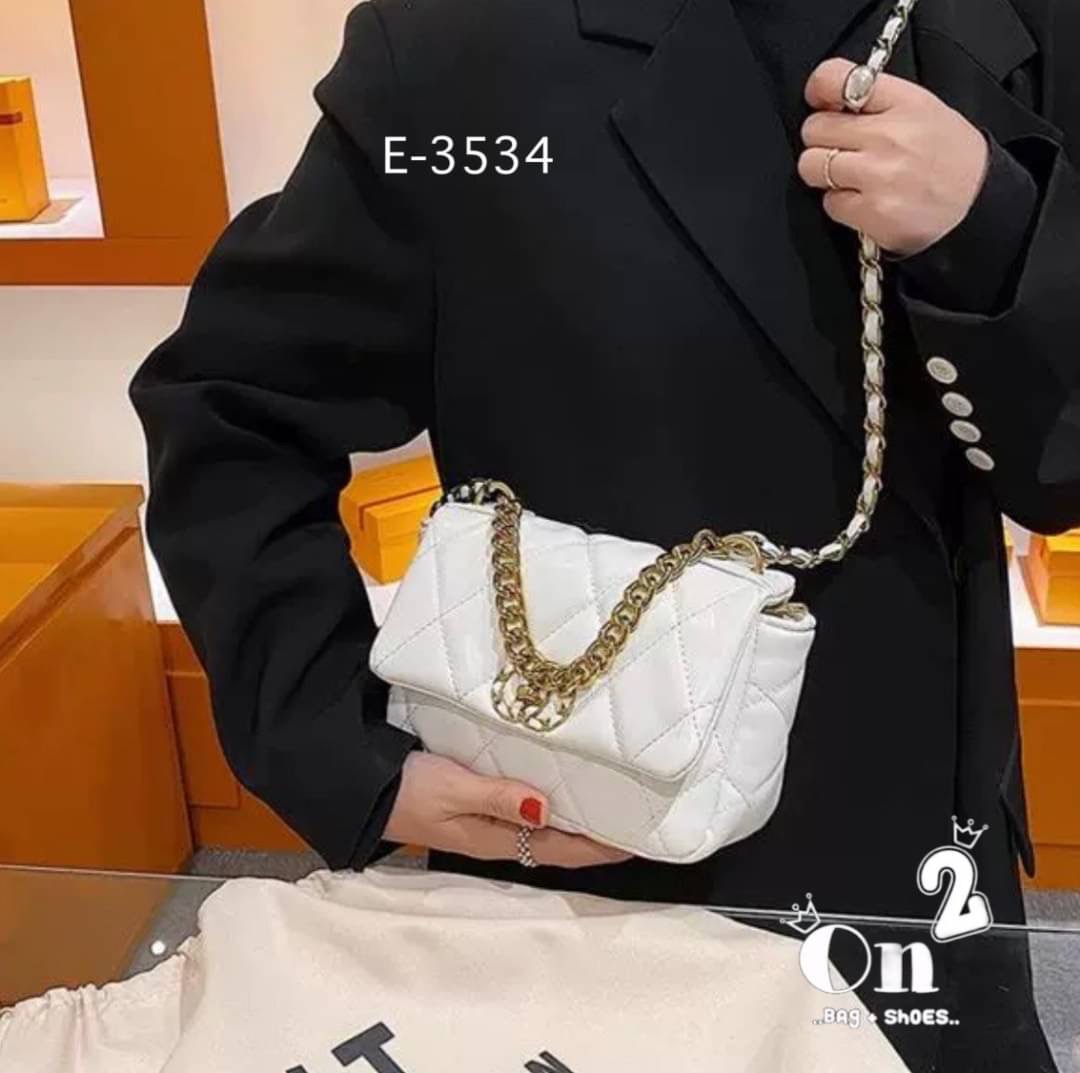 กระเป๋าสะพายไหล่ทรงชาแนล หนังpu งานนิ่ม ทรงสวย สะพายไหล่ หรือสะพายข้างก็เก๋ อะไหล่สีทอง สายโซ่ร้อยหนัง มีหนังรองบ่า สะพายแล้วไม่เจ็บบ่าจ้า