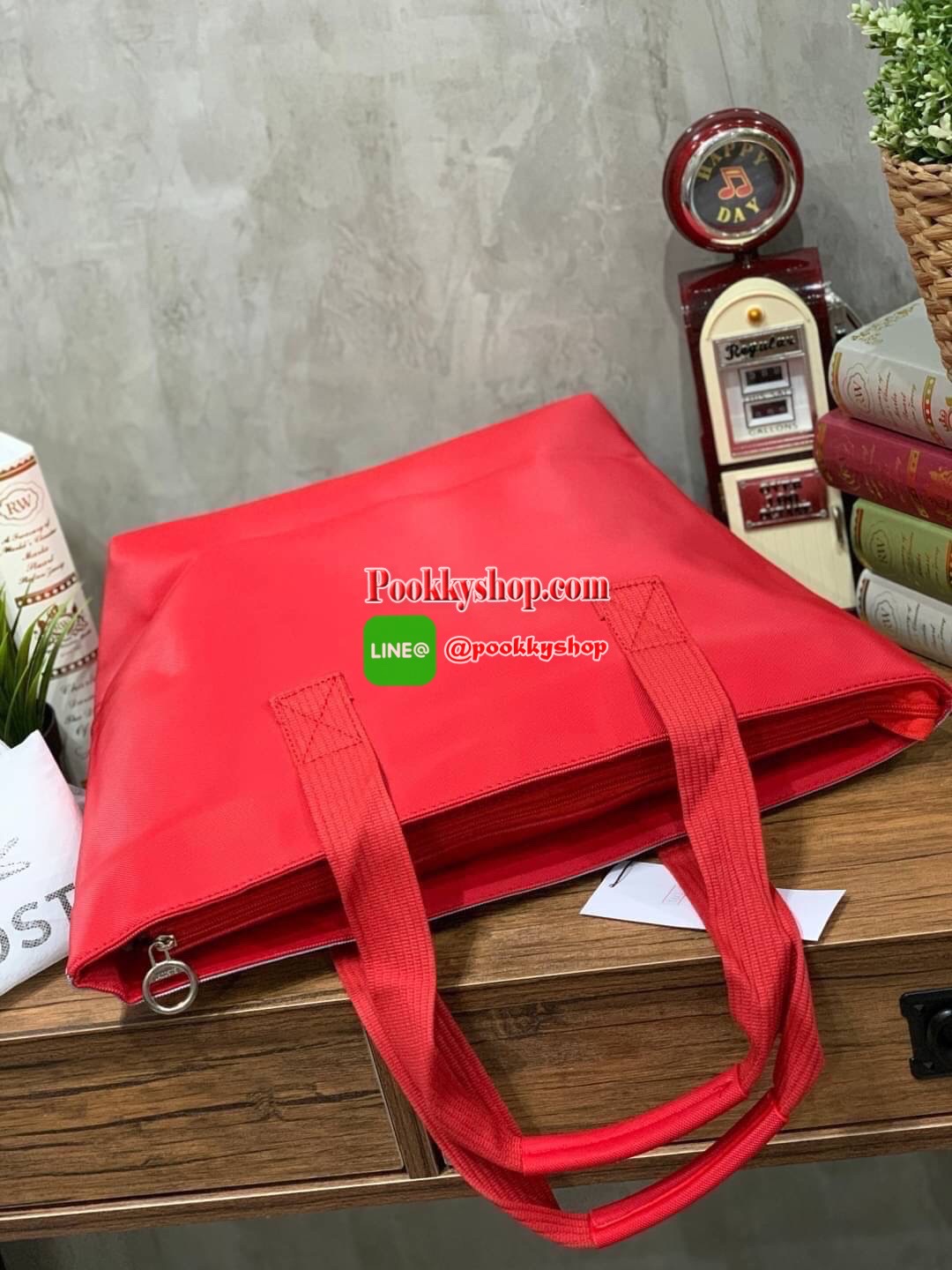 ลาคอส Shopping Bag กระเป๋าถือทรงช้อปปิ้งขนาดใหญ่ ที่ใส่สัมภาระได้รวมถึงใส่เอกสารขนาด A4 ได้ วัสดุ PVC กันน้ำ ดูแลรักษาง่าย ตัดขอบด้วยแถบโลโก้สีเทา ด้านหน้าสกรีนโลโก้และประดับจรเข้อันเป็นสัญลักษณ์ เปิดปิดด้วยซิปเดียว ภายในสกรีนโลโก้แบรนด์ ใบใหญ่สวยโดดเด่