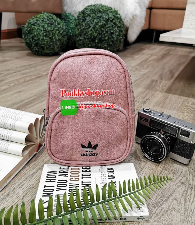 Don’t Miss! NEW ARRIVAL! ADIDAS MINI BACKPACK กระเป๋าเป้สไตล์ Sport ขนาดมินิ กำลังน่ารัก น้ำหนักเบา หนังสวยอยู่ทรงด้านหน้ามีโล้โก้และช่องซิป เปิดปิดด้วยซิปสะดวกใช้ หัวซิปแบรนด์ ภายในมีโลโก้และช่องใส่ของ มีหูจับถนัดมือ สายสะพายเลื่อนปรับระดับได้ ไอเท็มใหม่