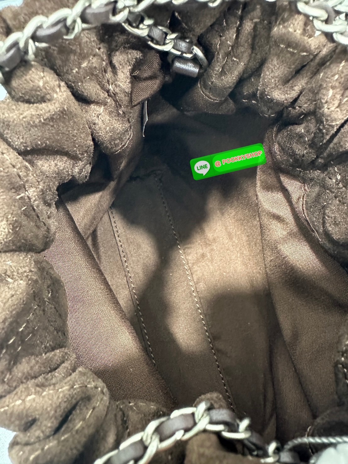 Tory Burch Fleming Drawstring Bag ผลิตจากหนังนิ่ม ตกแต่งด้วยลายไดมอนด์และสายโซ่