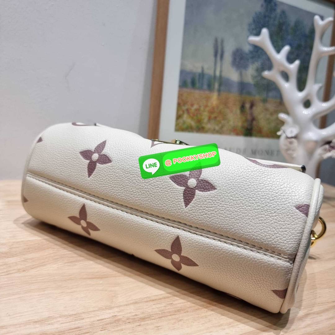 New in กระเป๋าสะพายคอลใหม่ล่าสุด สวยหรู ดูแพง ดีไซน์รูปทรงออกมาให้ใช้งานได้ง่าย เปิด-ปิดด้วยอะไหล่แม่เหล็ก ภายในโล่งกว้าง ใส่ของสำคัญได้ครบ มาพร้อมสายสะพายถึง 2 แบบ สายโซ่สะพายไหล่อัพความหรู และสายหนังที่ปรับยาวสั้นได้ สะพายข้างชิลๆก็ดูดี จัดให้พร้อมเสิร์