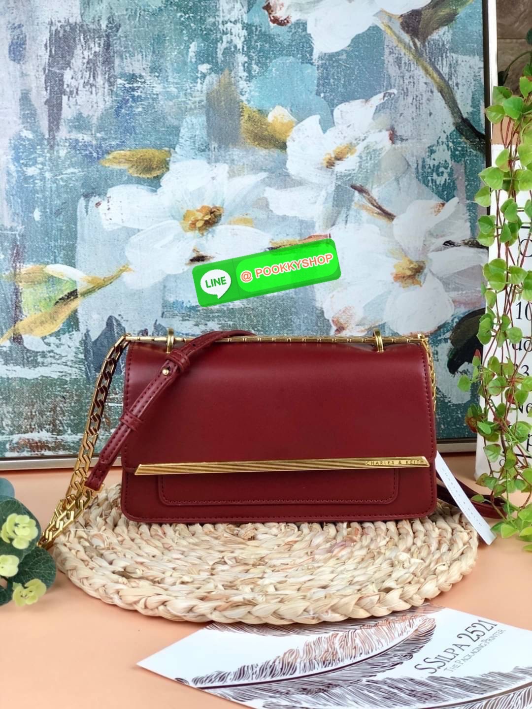 Charles & Keith Metallic Accent Evening Clutch กระเป๋าสะพายวางอยู่ทรงสวย สายโซ่ดีไซน์เก๋มากๆ สามารถสะพายแบบสายคู่/สายเดี่ยวแบบcrossbody ได้ เปิดปิดแบบตัวล็อกด้านหน้า เปิดมาจะมีช่องเล็กใส่บัตร/เหรียญได้ ช่องใหญ่ด้านในมีช่องซิปเล็ก 1 ช่อง ช่องใส่การ์ด 3 ช่อ