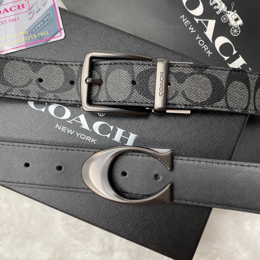 Set เข็มขัด coach 2 หัว ใส่แบบเจาะรูเข็มขัด สายลายC นูนสลับกับด้านเรียบ สลับใช้ได้ 2 ด้าน ทั้งยังสามารถเจาะรูเพิ่มได้ รุ่นนี้มาพร้อมป้ายแท็กแบรนด์ หัวเข็มขัดใส่ได้ง่าย ถอดได้ไม่ยาก ซื้อเป็นของขวัญของฝาก ดูดีมากๆเลยนะคะ