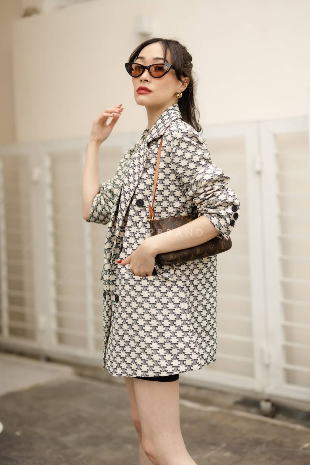 เบลเซอร์สูทสุดชิค ใส่คลุมแมทช์กับอะไรก็ให้ลุคสวย เก๋ เป็นสาวดูมีสไตล์ ด้วยผ้าสูทเนื้อดี รีดอัดกาวขึ้นทรงสวย คัตติ้งเนี้ยบ มีซับใน พิมพ์ลาย สุดปังมากเลยค่ะ งานสวยมากค่ะ