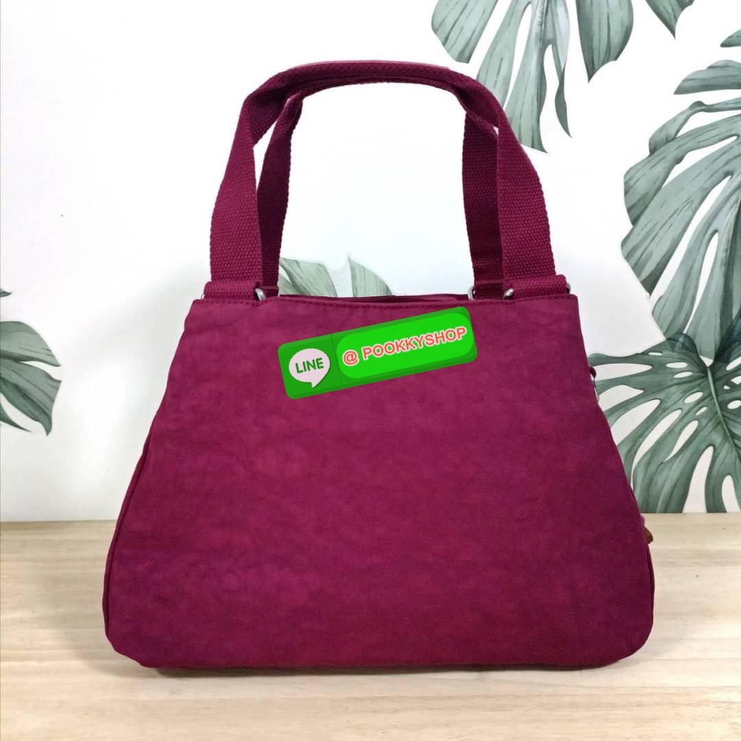 KIPLING ELISE HANDBAG กระเป๋าถือและสะพายไหล่ วัสดุ Nylon +Polyester ขนาดกำลังพอดี จุของได้มาก มีหูจับสองสาย ถือสะดวก น้ำหนักเบา มีช่องซิป ด้านหน้า ช่อง กระเป๋าหลักเปิด-ปิดด้วยซิป มี3 ช่องว่างใส่ของได้จุมากๆ ใส่มือถือได้ กระเป๋าสตางค์ใบยาว และ เครื่องสำอาง