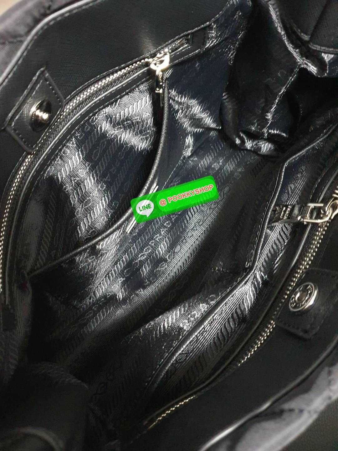 พร้อมส่งค่า New Arrival มาใหม่จากแบรนด์ Prada วัสดุทำจากผ้า Nylon ตามแบบฉบับของแบรนด์ รอบนี้มากับ ทรงHand bag มาพร้อมสายสะพายยาวCrossbody ปรับปากกระเป๋าได้สองแบบ ด้วยกระดุมข้าง คุ้มมากคะ เปิดปิดด้วยกระดุม ภายในบุผ้าลายแบรนด์ มีช่องซิปใส่ของแยก2ช่อง จุของไ