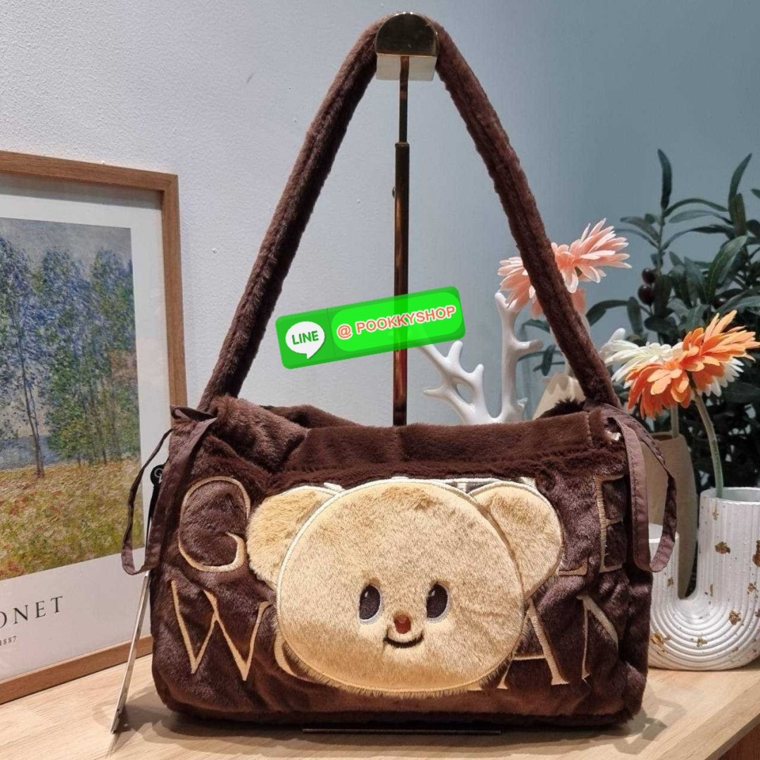 Gentlewoman x Butterbear fluffy dumpling bag 🔆 Details กระเป๋าที่มัมหมีต้องไม่ปล่อยผ่าน น้องหมีเนยน่ารักไม่ไหว และมาในรูปแบบกระเป๋า dumpling สุดฮิต บอกเลยว่าเหมาะกับคริสต์มาสที่จะถึงนี้มาก ดีไซน์น้องหมีเนยโดดเด่น ปากกระเป๋าสามารถรูดเก็บทรงได้ และม