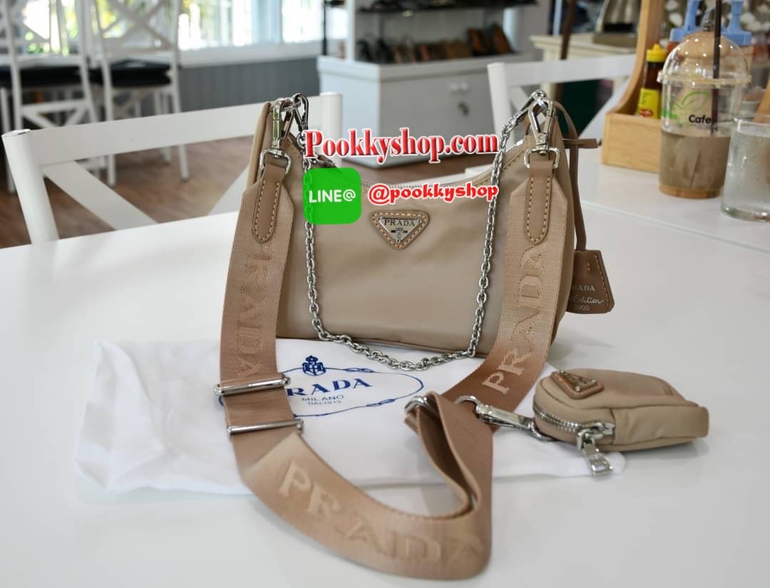 PRADA nylon mini รุ่นใหม่ มาแรง!!! ไอเท็มยอดฮิต วัสดnylon กันน้ำ มีสาย2แบบ สายยาวปรับระดับได้ฟรีไซด์และสายโซ่คล้องแขน มีป้ายแท็คหนัง อย่างดี และกระเป๋าใส่เหรียญน่ารักๆ อะไหลเงินปั้มแบรนด์แท้ทุกจุด ทรงสวย ถอดเปลี่ยนสายได้ เปิดปิดด้วยซิป ด้านในมีป้ายโลหะแบร