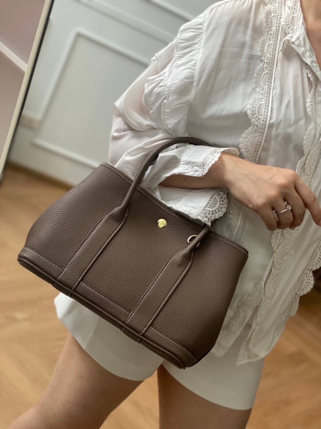 Restock อีกครั้ง รุ่น GD 30 cm หนัง PU premium Soft togo หนังนุ่ม สวยมากก จุของได้เยอะสุดๆ ภาพในสวยหรูบุเป็นผ้า Canvas ประกบฐานด้วย PU premium งานคัตติ้งสวยมาก มาพร้อมกับเซตกระเป๋าผ้า Canvas อีก 1 ใบ และสายสะพาย 2 เส้น คุ้มมสุดด