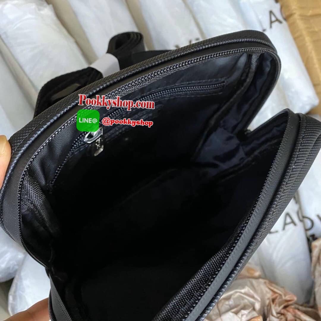 ลาคอส Classic Crossbody Bag กระเป๋าสะพายรุ่นยอดนิยม วัสดุ PVC ด้านหน้ามีโลโก้แบรนด์สวยโดดเด่น มีช่องเล็กใส่ของจุกจิกเปิดปิดด้วยกระดุมแม่เหล็ก ด้านหลังเรียบ มีช่อง1ช่องส่วนช่องด้านในกว้างเปิดปิดกระเป๋าด้วยซิปสะดวกใช้ มีช่องซิปและช่องเสียบด้านข้าง สายสะพา