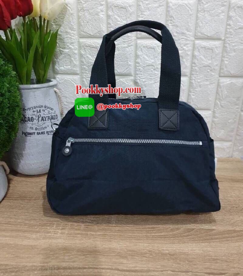 Kipling Women’s Defea Top-Handle Bag กระเป๋าถือหรือสะพายทรงตั้งสวย มีช่องใส่ของแยกเป็นสัดส่วนทั้งด้านในและนอก มีสายสะพายถอดและปรับความยาวได้ฟรีไซส์ มาพร้อมพวงกุญแจลิง น่าใช้คุ้มค่ามากๆจ้า