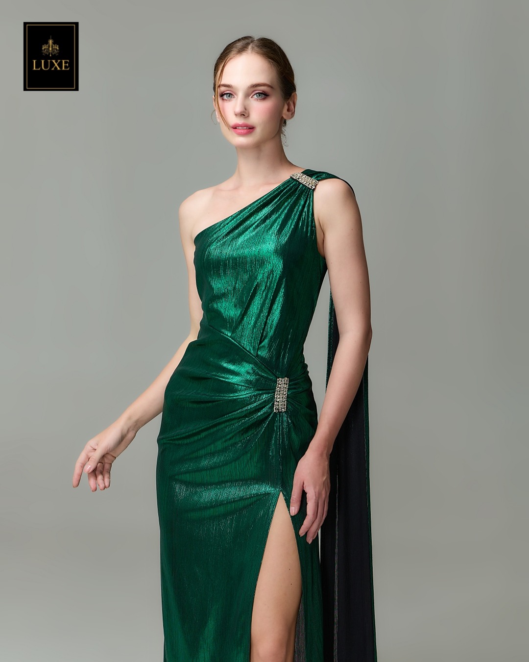 เดรสแฟชั่น แม็กซี่เดรสเสื้อไหล่เดียวทรงเข้ารูป มีผ้าเครปด้านหลัง กระโปรงทรงสอบผ่าหน้าขา