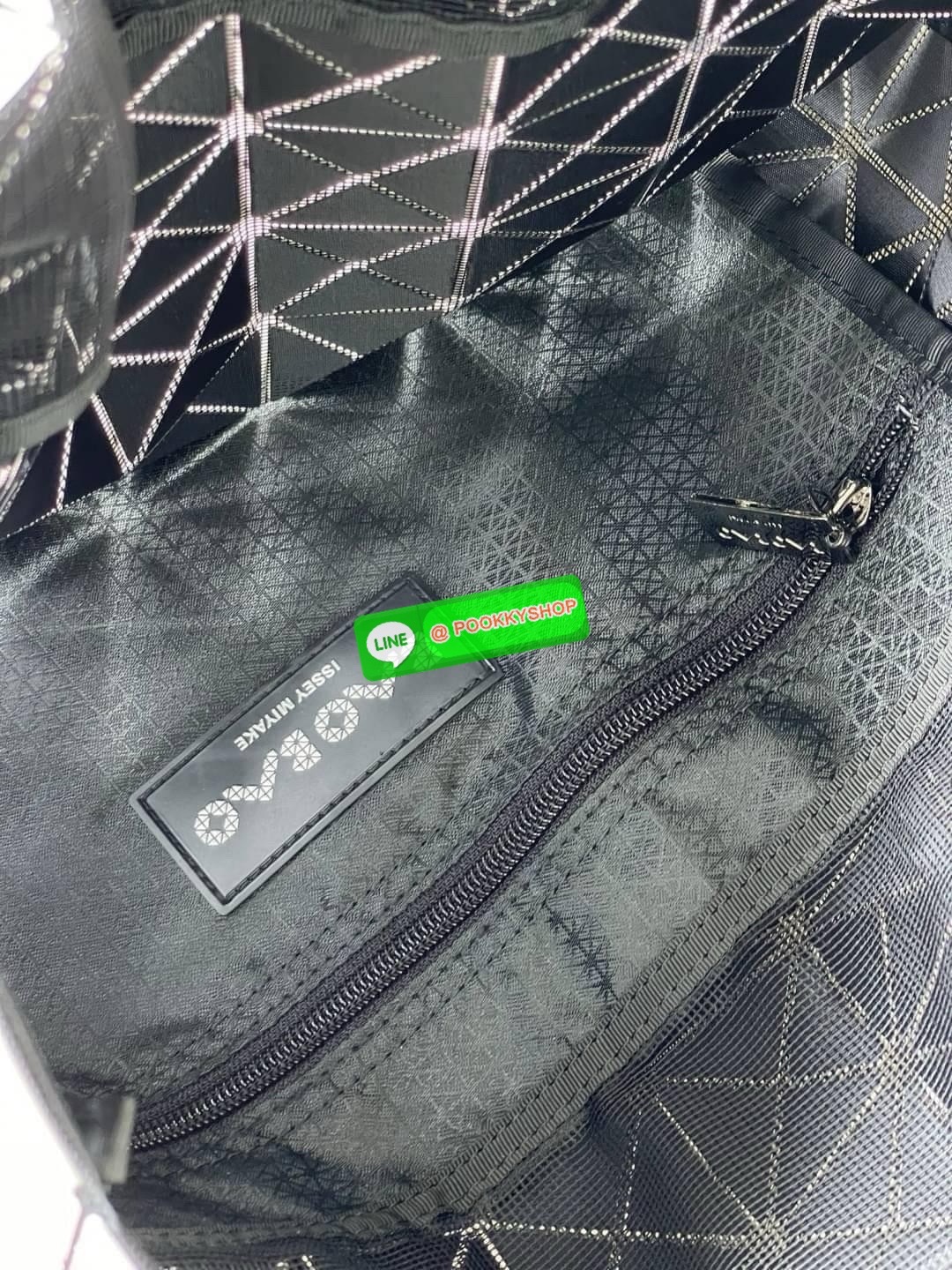 Baobao Issey Miyake Prism Frost ToTe Bag ซีรีส์ที่มีความแวววาวนุ่มนวลและมีลวดลายคล้ายเกรนของผ้าเพื่อสร้างลุคที่มีเท็กซ์เจอร์ กระเป๋าโท้ตที่มีให้เลือกอย่างหลากสี มีกระเป๋าซิปด้านในที่สามารถเก็บของมีค่าได้อย่างปลอดภัย เช่น บัตรโดยสารประจำและกุญแจ กระเป๋าโท้