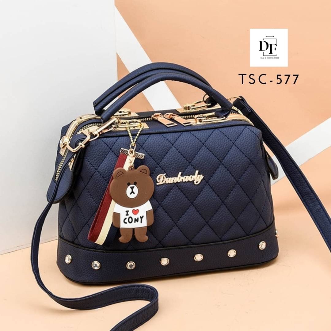 สินค้าพร้อมส่ง กระเป๋าสะพายข้าง งานวัสดุคุณภาพพรีเมี่ยม ประดับหมุด มาพร้อมพวงกุญแจน้องหมีสุดน่ารัก