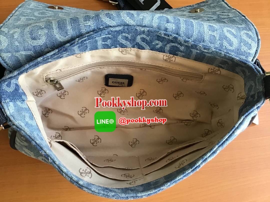 New Collection !! Guess Women’s Crossbody Bag รุ่นใหม่ชนช็อป!! กระเป๋าสะพายไหล่/สะพายข้าง/ถือเป็นคลัช มีดีเทลสวยเก๋!! วัสดุผ้ายีนส์ทอลายแบรนด์ ตัวกระเป๋าตัดขอบหนัง มาพร้อมสายหนังสะพายไหล่และสายสะพายยาวเลื่อนปรับได้ ด้านหน้าประดับโลโก้แบรนด์ มีหมุดรองฐาน4ม