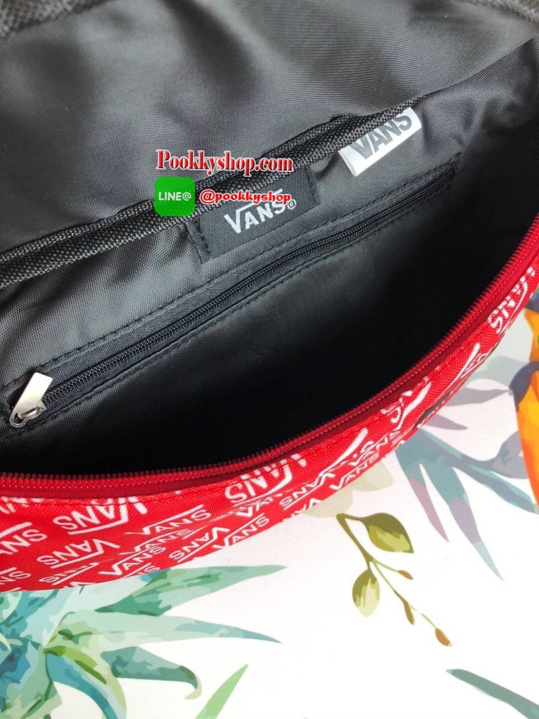 New! กระเป๋าสไตล์คาดอกจาก Vans วัสดุโพลีเอสเตอร์กันน้ำได้เล็กน้อย ทำลวดลายโลโก้แบรนด์ทั้งใบ เปิดปิดแบบซิปที่ด้านหน้า ด้านในมีช้องซิปเล็กให้ 1 ช่อง สามารถใส่กระเป๋าเงินใบยาวและiPhone plus ได้สบายๆค่ะ สายคาดอกปรับสายได้ตามต้องการ มีทั้งหมด 4 สีให้เลือกค่า