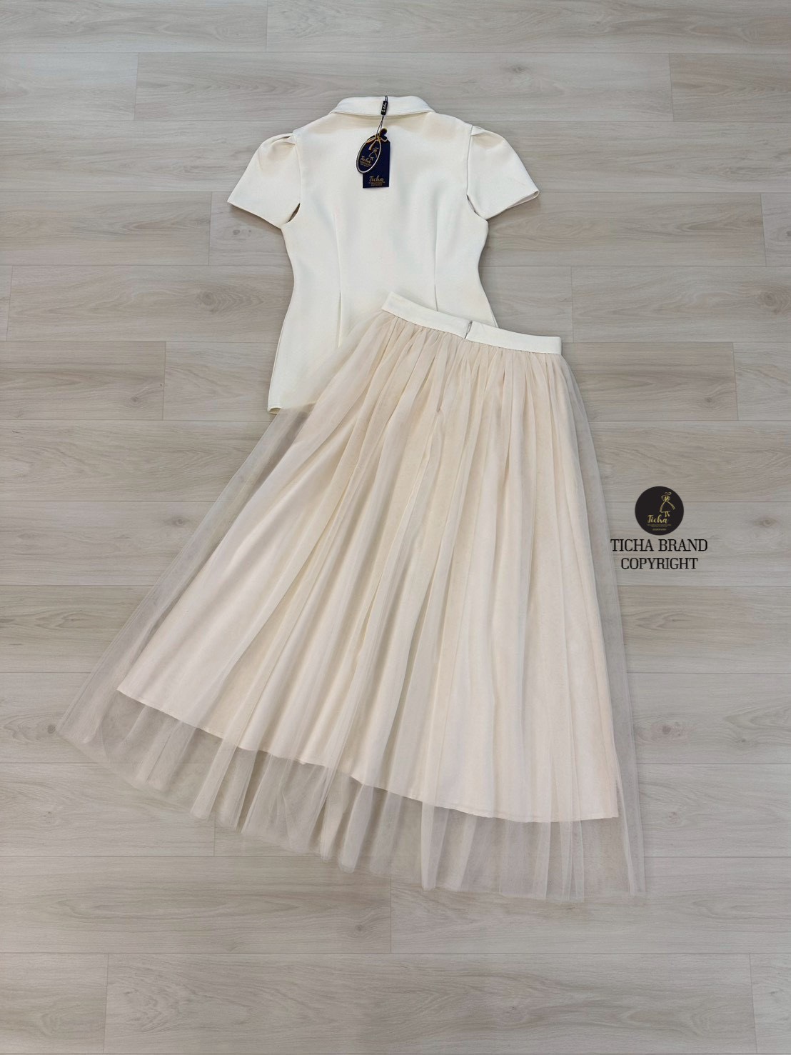 ชุดเซทแฟชั่น Set.3 ชิ้นเสื้อ+ กระโปรง+เข็มกลัด เสื้อแขนสั้นคอปกสีครีม ดีเทลแต่งกระดุมเพชรด้านหน้า