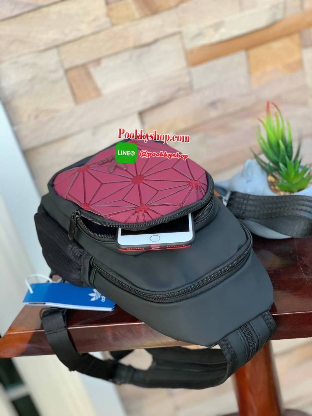 Adidas 3D Expect Originals Bag กระเป๋าสะพายคาดอก ขนาดกลาง ด้านหน้าแต่งดีเทลแบบ3D ในมีช่องแยกใส่มินิไอแพค หรือกระเป๋าสตางค์ทรงยาว มีสายสะพายที่ทันสมัยเป็นสายซิป เพราะนอกจากจะเป็นเป้สะพายแล้ว ยังสามารถนำมาสะพายไหล่ได้ มาในแบบลุคช์สไตล์ลำลองเพื่อให้คุณใช้งาน