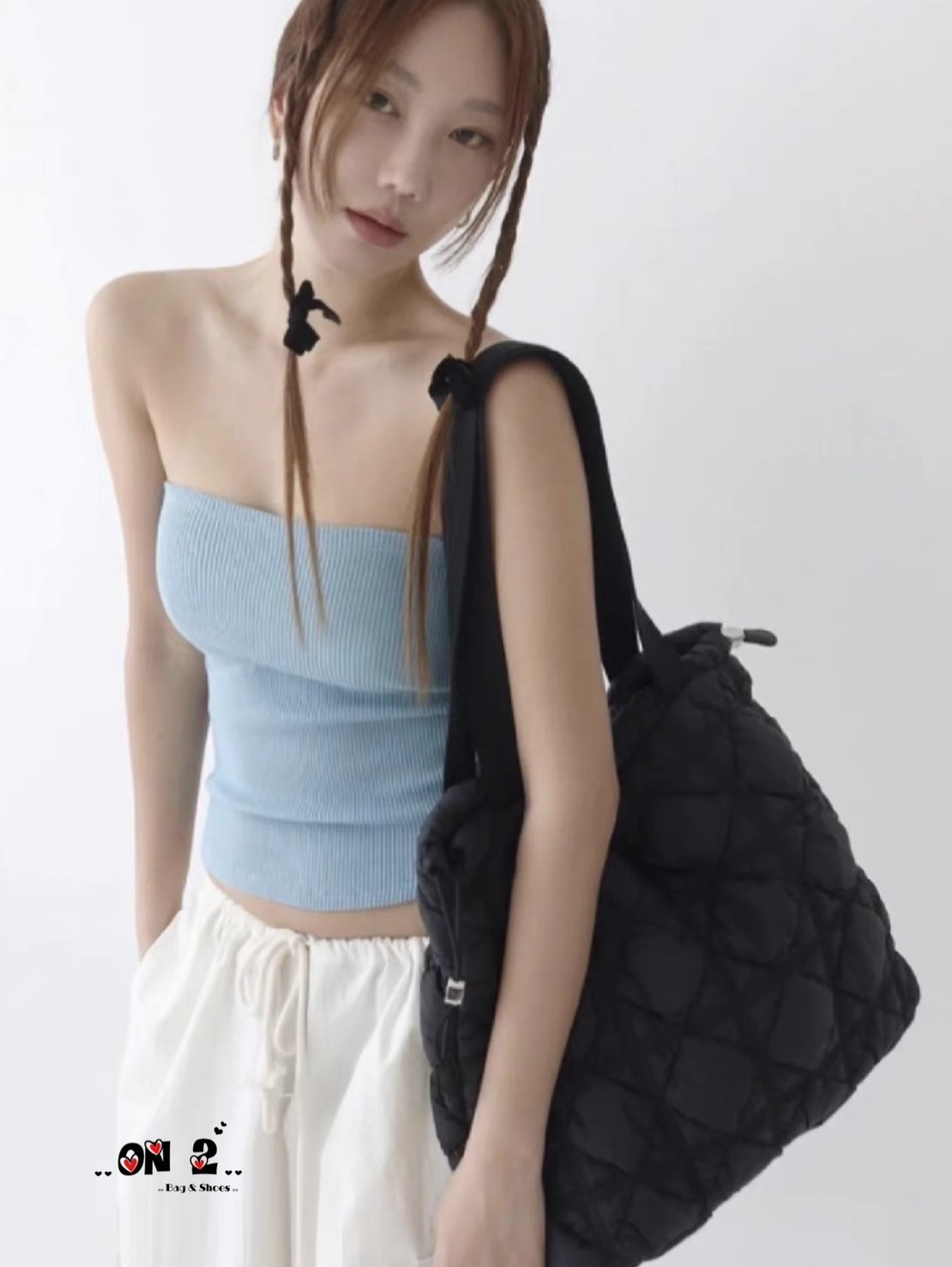 Memo Carlyn weekender (hot)(hot)(hot) งาน 1:1 (good)วัสดุตัวกระเป๋าทำจากผ้ากันน้ำอย่างดี waterproof (water) ผ้าขาวอะหลั่ยสีทอง ผ้าดำอะหลั่ยสีเงิน ปากกระเป๋าเป็นปากรูด งานปั๊มทุกจุด สายกระเป๋าทำจากผ้าทอ สะพายขึ้นไหล่ได้ งานปั๊มทุกจุด ถุงผ้า ,plastic bag, ก