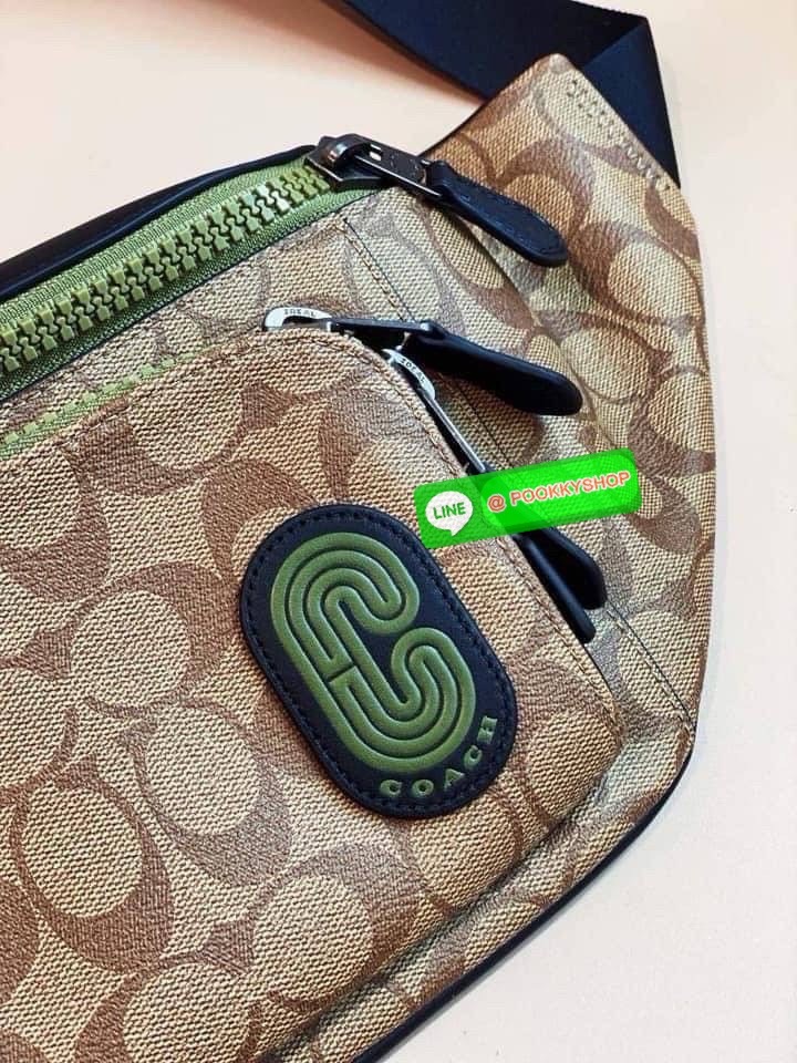 Coach C019 – Charter Belt Bag With Patch (Khaki Green Multi) ใบนี้คือจังหวะสนุกของสีธรรมชาติกับความเท่ที่ใช้งานได้จริง “คาดไว้ไม่ได้แค่ของ…แต่คาดไว้คือสไตล์ที่ไม่ซ้ำใคร” Coach C019 รุ่น Charter Belt Bag โทน Khaki/Green พร้อมโลโก้ Coach Leatherware Patch ข