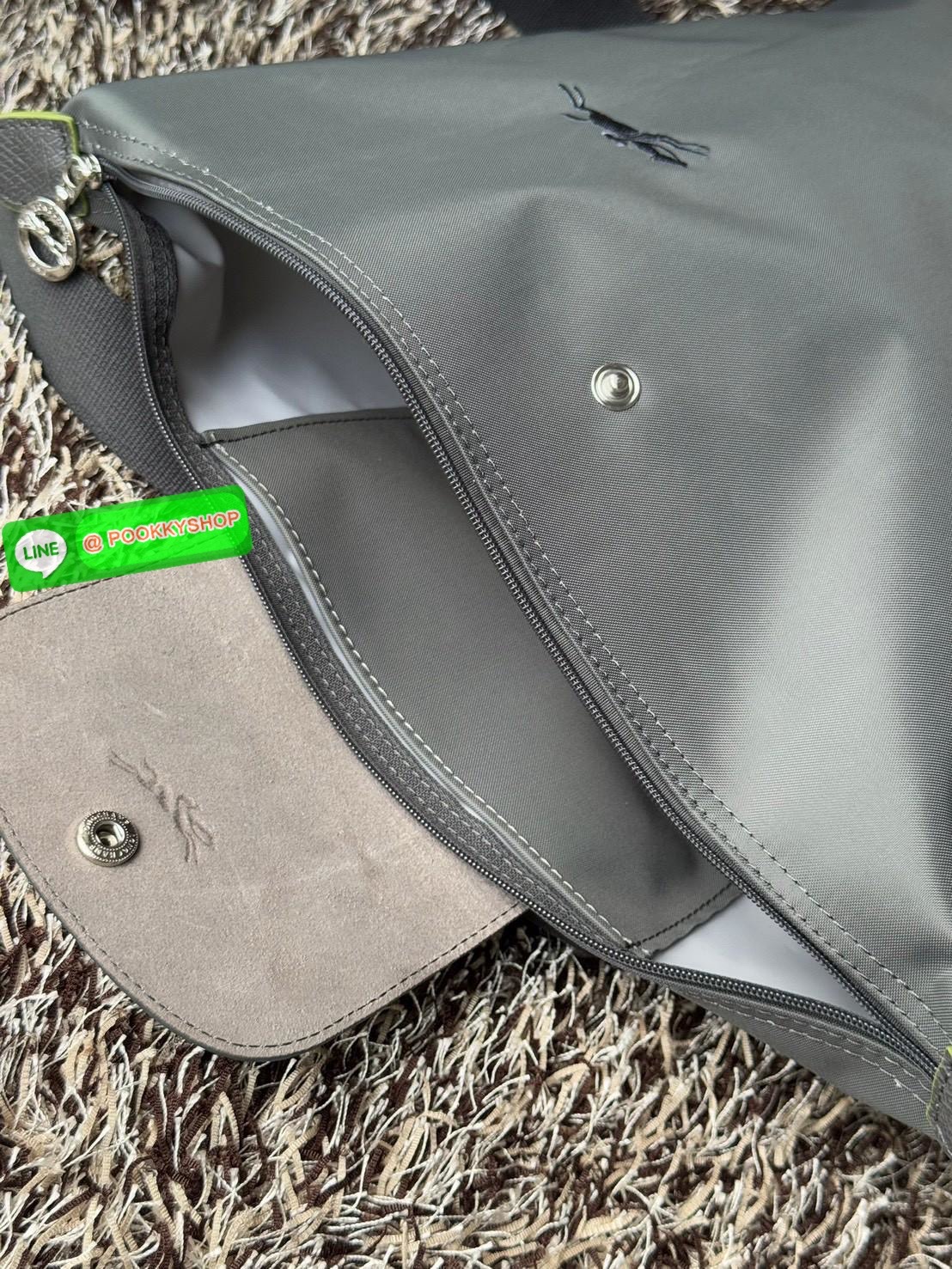 💕LONGCHAMP LE PLIAGE M BACKPACK กระเป๋าเป้น้ำหนักเบาพิเศษนี้ผลิตจากผ้าใบไนลอนรีไซเคิลที่ทนทานและพับเก็บได้ เหมาะสำหรับทุกโอกาส การออกแบบอเนกประสงค์และมีพื้นที่ภายในกว้างขวางที่สามารถเก็บแล็ปท็อปหรือโน๊ตบุ๊กได้ ในขณะที่สายสะพาย ปรับระดับได้ แมตช์ได