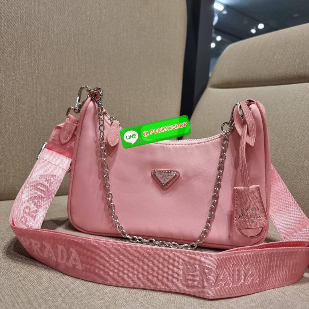 PRADA RE-EDITION 2005 RE-NYLON SHOULDER BAG ไอเท็มสุดปัง ที่ฮิตตลอดกาลไม่ว่าจะปีไหนๆ จัดให้ครบทั้งสีขายดีและสีใหม่ล่าสุด ที่สายคุณหนูห้ามพลาด!! กับกระเป๋าสะพายทรงคลาสสิค เหมาะเป็น everyday bag มากๆ วัสดุผ้าไนล่อนคุณภาพ พร้อมใบลูก ไว้ใส่เหรียญ ใส่กุญแจได้ส