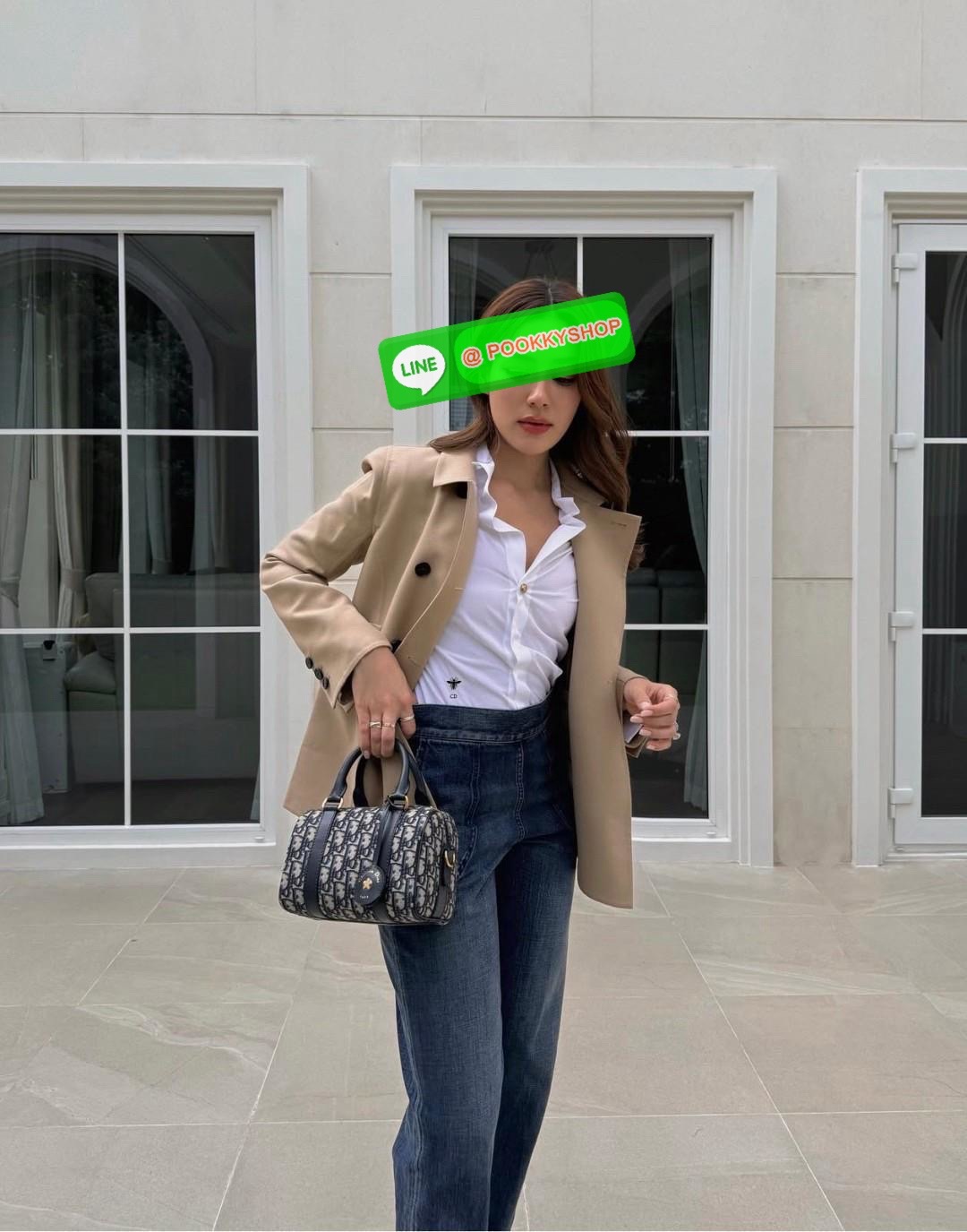 ต้องบอกว่าใบจริงสวยมากๆกับรุ่นนี้ ไม่ผิดหวังแน่นอน DIOR GROOVE BAG 2025 🔖มีไม่มากแล้วน๊าา หมดแล้วหมดเลย ใบกลาง สวยตามๆเซเลปในไทยและ ตปท.กันเลยค่ะ กับกระเป๋าจากDior วัสดุJacquard ทอลายแบรนด์ตัดขอบด้วยหนังแท้เนื้อแมทสุดคลาสสิค