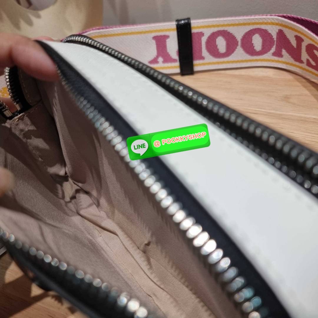 PEANUTS × MARC JACOBS THE SNAPSHOT CROSSBODY BAG คอลเลคชั่นแสนคิวท์ ที่ยกขบวนเหล่าซุปตาร์การ์ตูนมาให้แบบจัดเต็ม กับไอเท็มยอดฮิตที่โดดเด่นเป็นเอกลักษณ์ กระเป๋าสะพายข้างสุดปัง ดีไซน์ลายพรินท์แก๊งค์การ์ตูนสุดฮอต เรียกได้ว่าไม่ซ้ำใคร!! วัสดุหนังวัว สวยอยู่ทรง