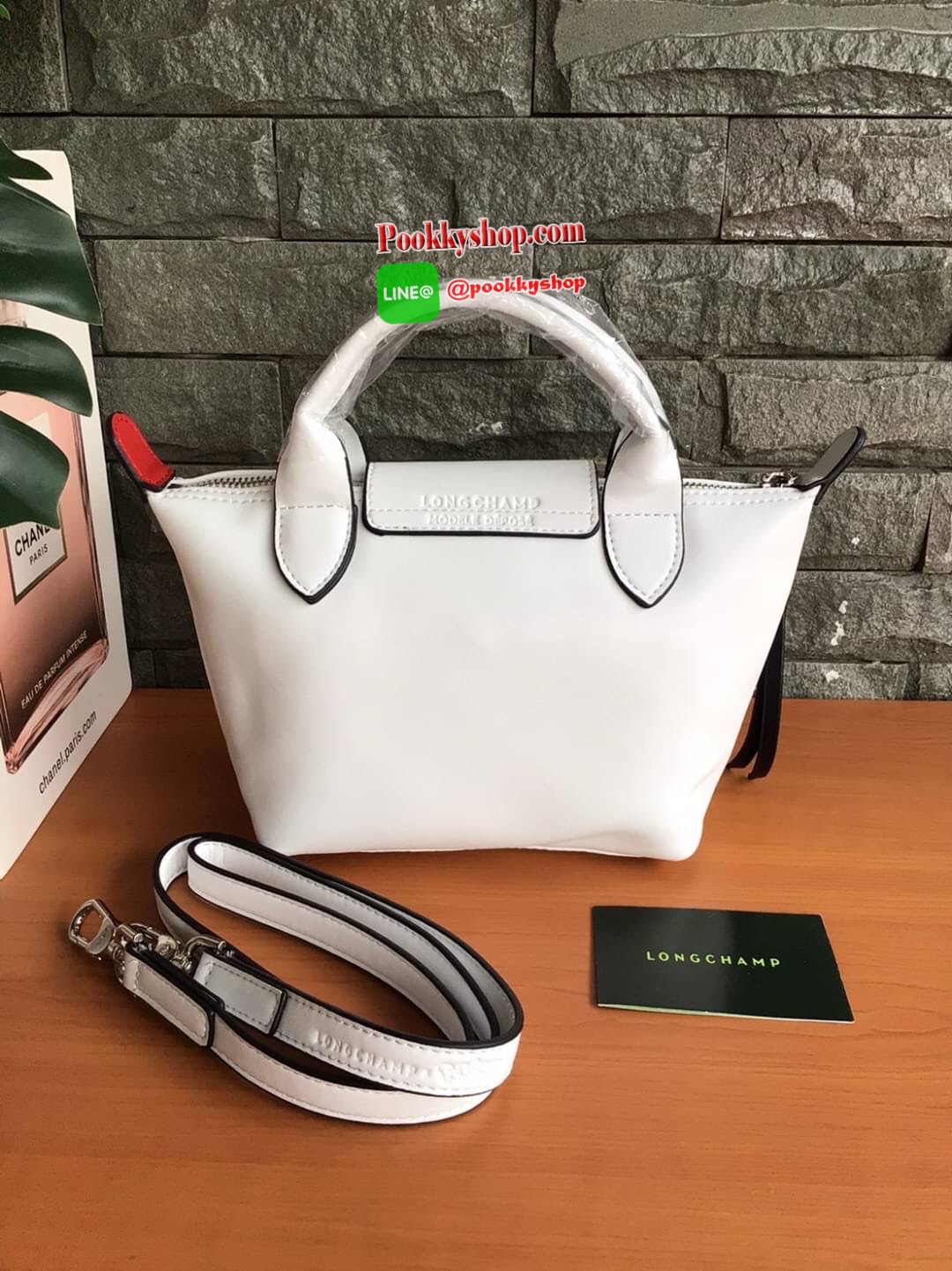🚚 พร้อมส่ง 🚚 LONGCHAMP X POKE’MON TOP HANDLE BAG XS ขนาด มินิ รุ่น 1500 Collection LE PLIAGE CUIR Fall/ Winter เรียบหรูอย่างฝรั่งเศสกับความน่ารักคาวาอิแบบญี่ปุ่นมาผสม ซึ่งจะเป็นการนำเอาลวดลายพิคาชูมารังสรรค์ลงในกระเป๋าสุดคลาสสิกของแบรนด์ ก