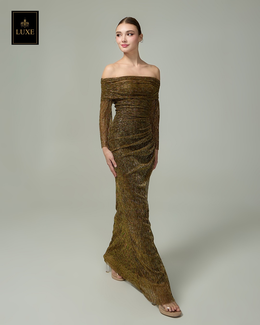 แม็กซี่เดรสเสื้อแขนยาวเปิดไหล่ กระโปรงยาว