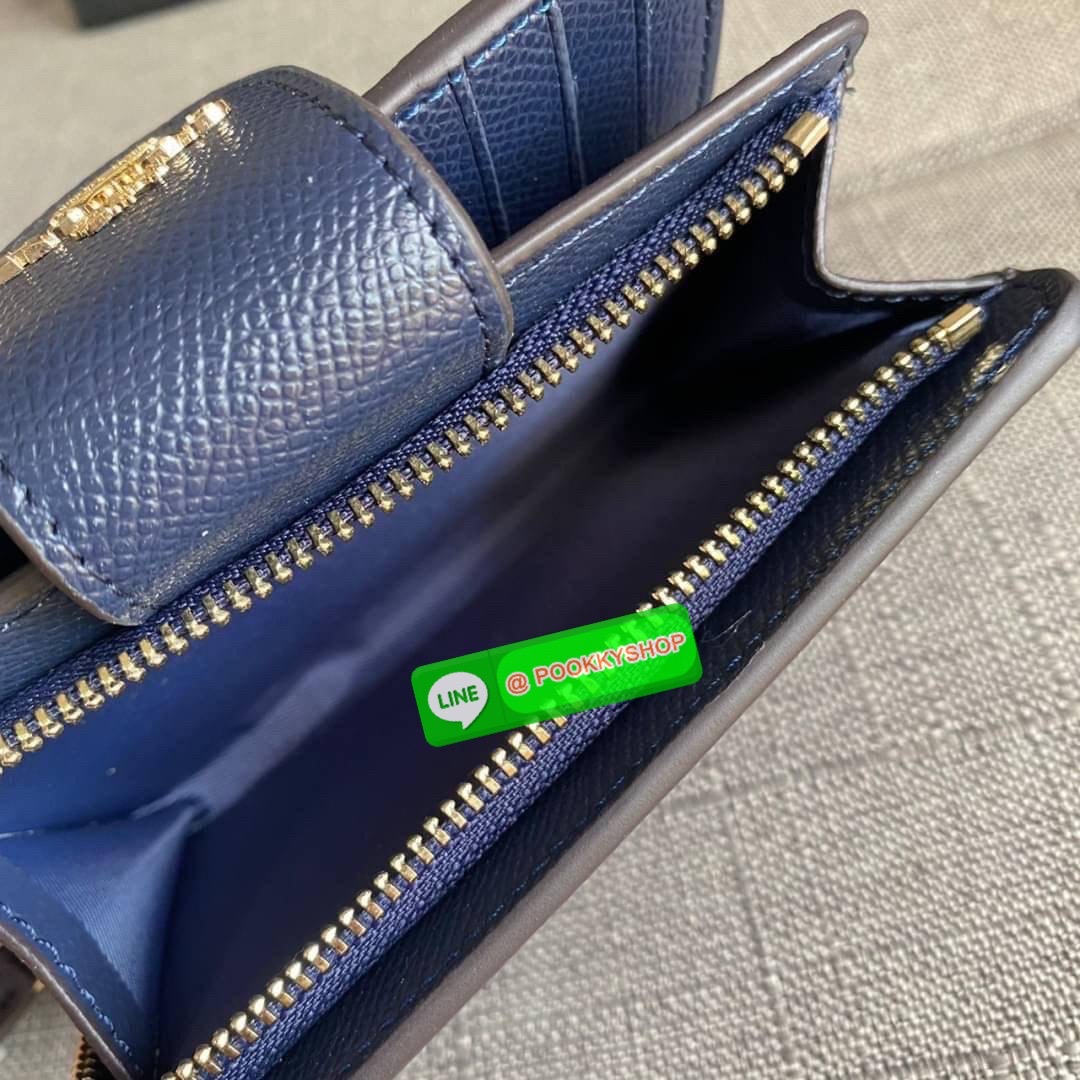 COACH 6390 MEDIUM CORNER ZIP WALLET กระเป๋าสตางค์ใบกลาง สีพื้นเรียบหรู วัสดุcrossgrain ภายในมีช่องใส่บัตรและธนบัตรได้ทุกชนิด มีช่องซิปใส่เหรียญ ขนาดกะทัดรัดพกพาง่าย คนชอบจัดระเบียบกระเป๋าสตางค์แนะนำเลยจ้า
