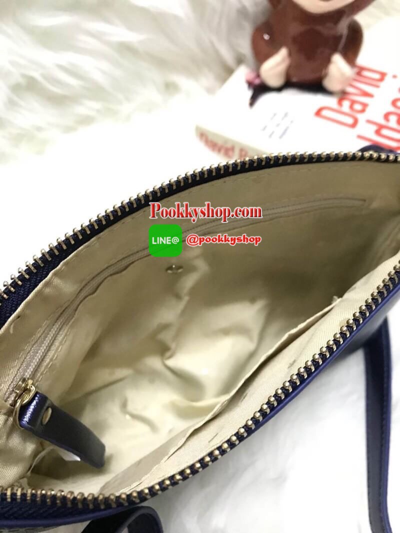 KATE SPADE MINI CROSSBODY BAG กระเป๋าสะพายข้างทรงครอสบอดี้ขนาดมินิ วัสดุหนังPu เปิดปิดด้วยซิปเดียวด้านบน ภายในสกรีนโลโก้แบรนด์ ในช่องใหญ่ยังมี1ช่องซิปเล็ก สามารถใส่ไอโฟนได้ กระเป๋าสตางค์สั้น และของจุกจิก มีความยาวสาย 109cm ปรับความยาวได้ ด้านหน้าปั้มโลโก้