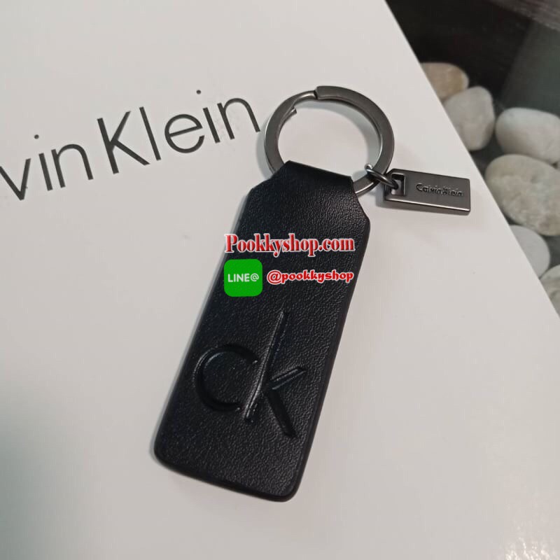 NEW 2019!! MUST HAVE GIFT SET "เซ็ทกระเป๋าสตางค์ + พวงกุญแจ"ที่ใครหลายคนรอคอย พร้อมส่งที่ไทยแล้วค่ะ กับ CALVIN KLEIN SHORT WALLET WITH KEYCHAIN กระเป๋าสตางค์ใบสั้นหนังเรียบ น้ำหนักเบา ตกแต่งด้วยโลโก้แบรนด์ด้านข้าง ด้านในมีช่องใส่บัตรได้เยอะ คุ้ม