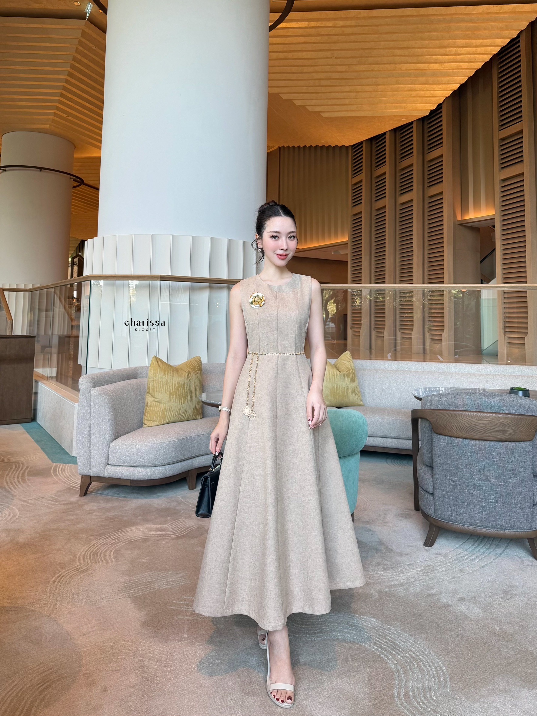 เดรสแฟชั่น แม็กซี่เดรสมาพร้อมเข็มขัดโซ่และดอกไม้