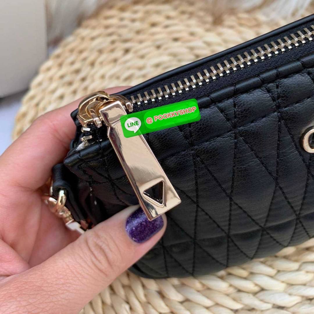 Guess ซื้อ 1 ได้ถึง 2 วัสดุหนัง PU เนื้อนิ่ม มาพร้อมสายสะพาย 2 เส้น สายโซ่สั่นสำหรับสะพายคล้องไหล่ และสายหนังยาวสะพายคลอสบอดี้สามารถปรับระดับได้ สวยได้หลายลุค คุ้มสุดๆจ้า