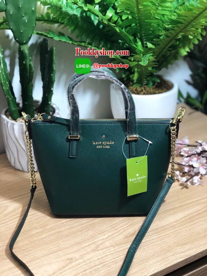Kate Spade Cedar Street Mini Harmony Crossbody Small Handbag กระเป๋าสะพายใบเล็กสุดน่ารัก วัสดุหนัง Saffiano สวยหรูอยู่ทรงสไตล์ น่ารักไม่ซ้ำใคร ด้านหน้าประดับโลโก้สีทองสวย ภายในมีช่องซิปและช่องเล็ก สามารถใส่ ipad mini กระเป๋าสตางค์ใบยาวของใช้ได้จุกจิกได้เย