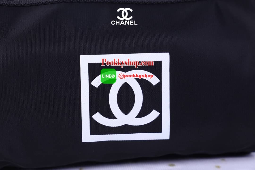 Chanel Black Sport Line Mini Duffle Bag กระเป๋าใช้ได้ 2 ด้าน วัสดุเป็นผ้าไนล่อน เปิด-ปิด แบบซิป ด้านนึงสกรีนโลโก้แบรนด์ อีกด้านสกรีนคำว่า Chanel มีป้าย not for sale เป็น makeup bag สายสะพายยาวสามารถปรับได้ ปรับเป็นสะพายไหล่ได้ ใส่ของได้เยอะ ใส่กระเป๋าสตาง