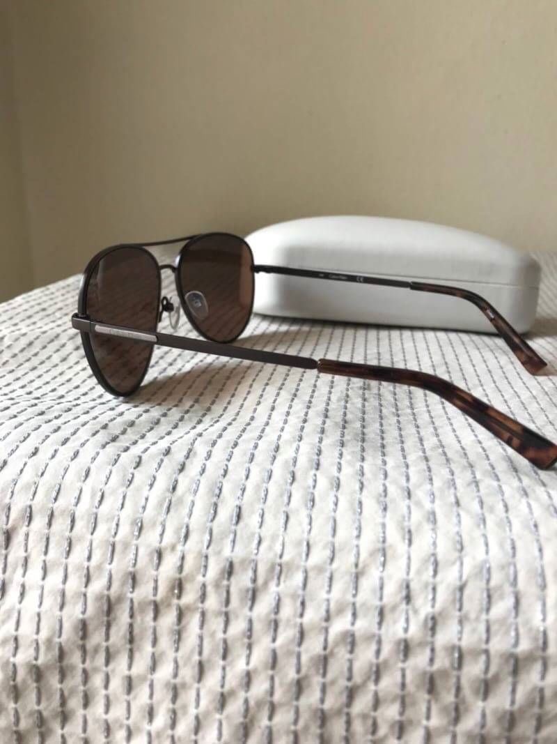 Calvin Klein แว่นรุ่นนี้ สวยมากๆ อุปกรณ์กล่องและผ้าเช็ดแว่น