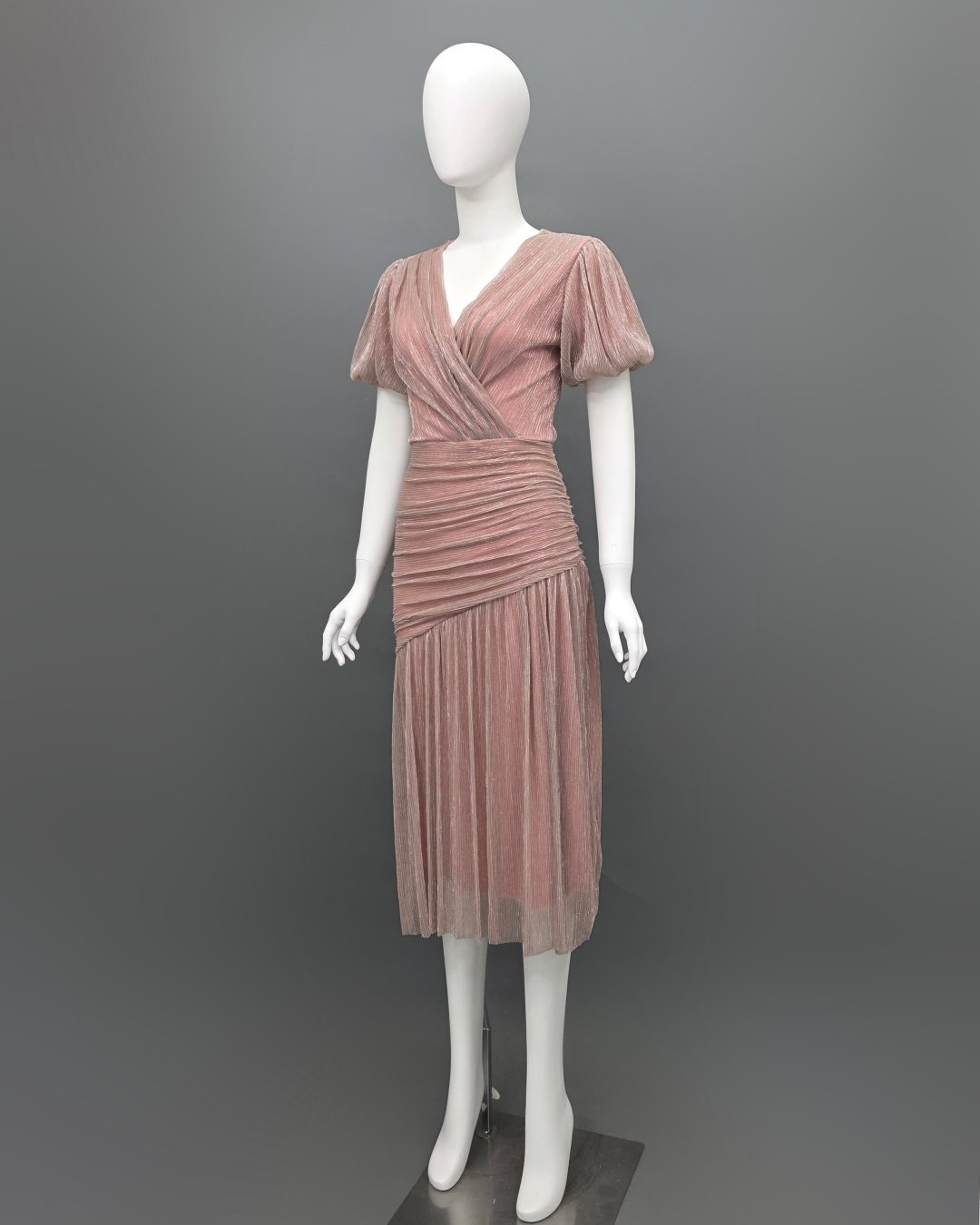 เดรสแฟชั่น เดรสเสื้อคอป้าย แขนบอลลูน กระโปรงเฉลียงทรงเข้ารูป ต่อจีบรูด