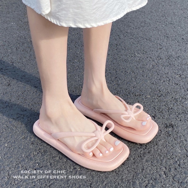 น้องคนสวยพร้อมส่งแล้วค่าาา‼️🥰 เพิ่มความสดใสให้วันธรรมดาดูพิเศษขึ้นได้ง่ายๆ รองเท้าแตะงานยางนิ่ม รับหน้าฝน ทรงหน้ากว้าง น่ารัก คิขุ แมตช์ง่าย กันน้ำ อุ่นใจว่าฝนนี้รองเท้าคู่โปรดคู่นี้จะให้ดูแลง่ายๆ ไม่ต้องกลัวด่าง ราคาเบา เหมือนตัวรองเท้าเลยจ้า